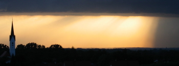 Sonnenuntergang über Fraunberg mit Gewitterstimmung